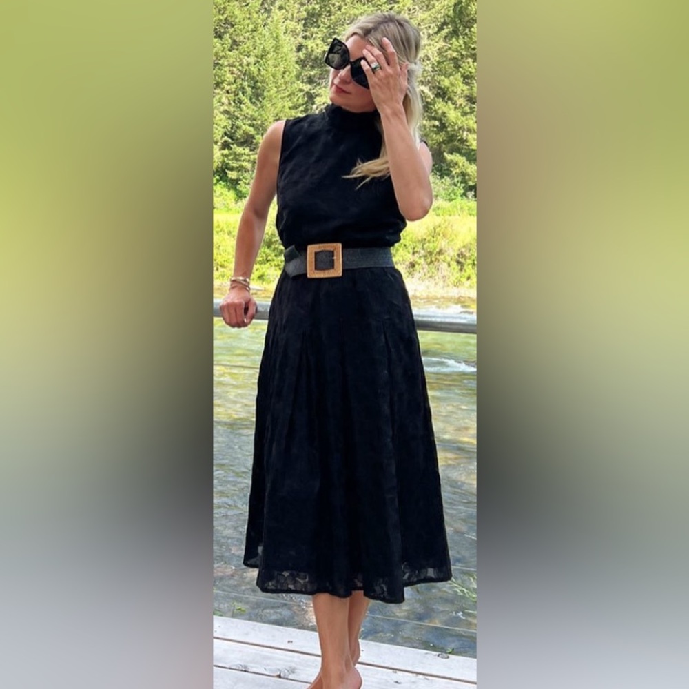 BURU Cropped Sleeveless Mod Top - Black Embroidered Fleur